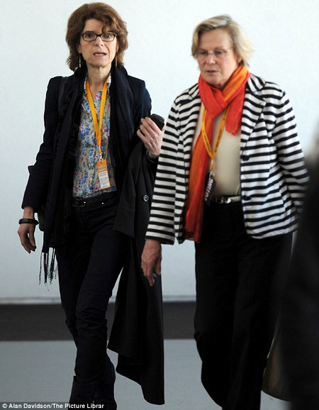 Bà Pryce (áo đen)