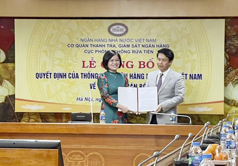 Phó Thống đốc Phạm Tiến Dũng trao quyết định bổ nhiệm cho bà Nguyễn Thị Minh Thơ. Ảnh IT Phó Thống đốc Phạm Tiến Dũng trao quyết định bổ nhiệm cho bà Nguyễn Thị Minh Thơ. Ảnh IT