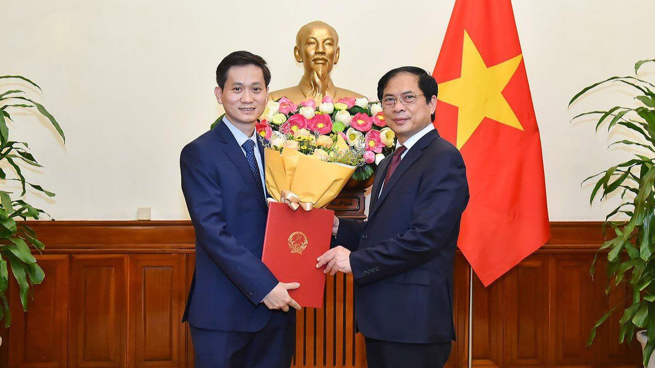 Bộ trưởng Ngoại giao Bùi Thanh Sơn trao quyết định điều động ông Nguyễn Hoài Nam, Vụ trưởng, Thư ký Bộ trưởng Ngoại giao, làm Vụ trưởng, Chánh Văn phòng Bộ.