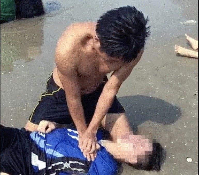 Trung úy Hiếu cấp cứu cho một nạn nhân. Ảnh: Cắt từ clip.