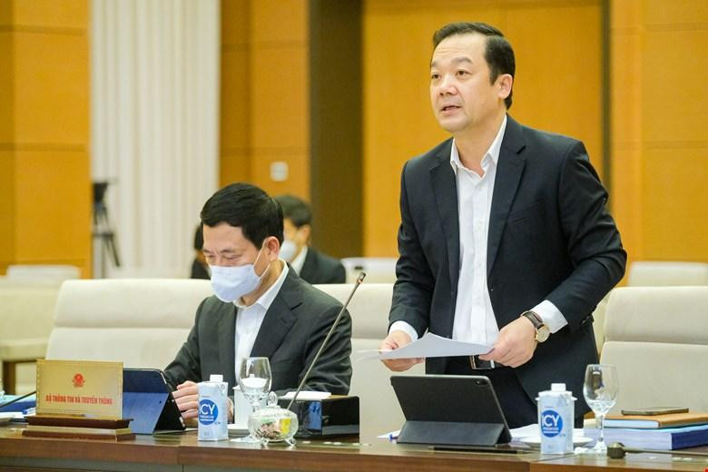 Thứ trưởng Bộ TT&TT Phạm Đức Long trình bày tờ trình tại phiên họp. Thứ trưởng Bộ TT&TT Phạm Đức Long trình bày tờ trình tại phiên họp.