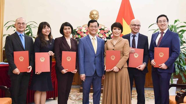 Thứ trưởng Bộ Ngoại giao Hà Kim Ngọc trao quyết định và chúc mừng các cán bộ được điều động, bổ nhiệm giữ chức vụ mới. Thứ trưởng Bộ Ngoại giao Hà Kim Ngọc trao quyết định và chúc mừng các cán bộ được điều động, bổ nhiệm giữ chức vụ mới.