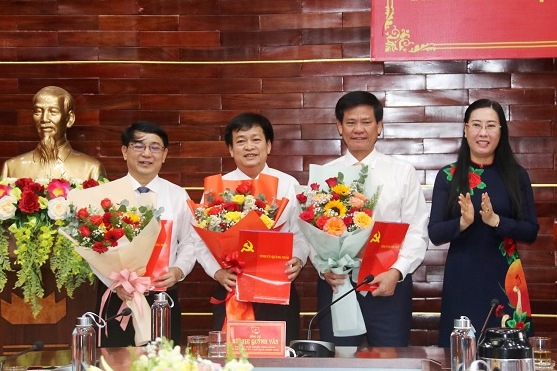 Bí thư Tỉnh ủy, Chủ tịch HĐND tỉnh Quảng Ngãi Bùi Thị Quỳnh Vân trao quyết định và chúc mừng các cán bộ được bổ nhiệm, phân công chức vụ mới. Ảnh: CP