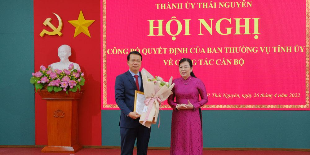 Bí thư Tỉnh ủy Thái Nguyên Nguyễn Thanh Hải trao quyết định và chúc mừng đồng chí Dương Văn Lượng.