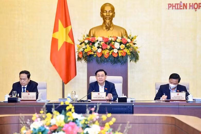 Chủ tịch Quốc hội Vương Đình Huệ phát biểu tại phiên họp Uỷ ban Thường vụ