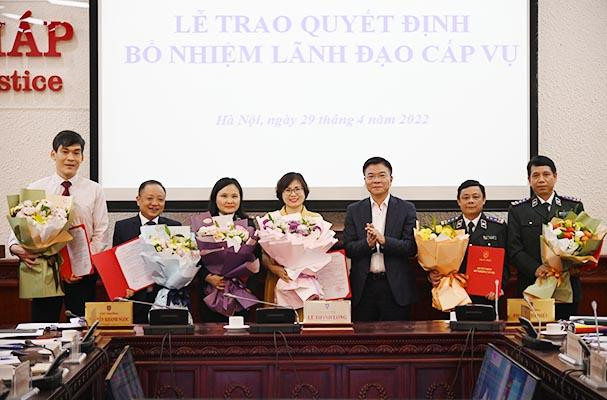 Bộ trưởng Lê Thành Long trao quyết định cho các cán bộ lãnh đạo cấp Vụ. Ảnh Lê Sơn