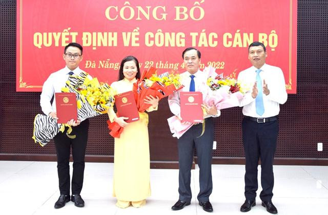 Phó Chủ tịch Thường trực UBND thành phố Đà Nẵng Hồ Kỳ Minh trao quyết định và chúc mừng các cán bộ được bổ nhiệm chức vụ mới.