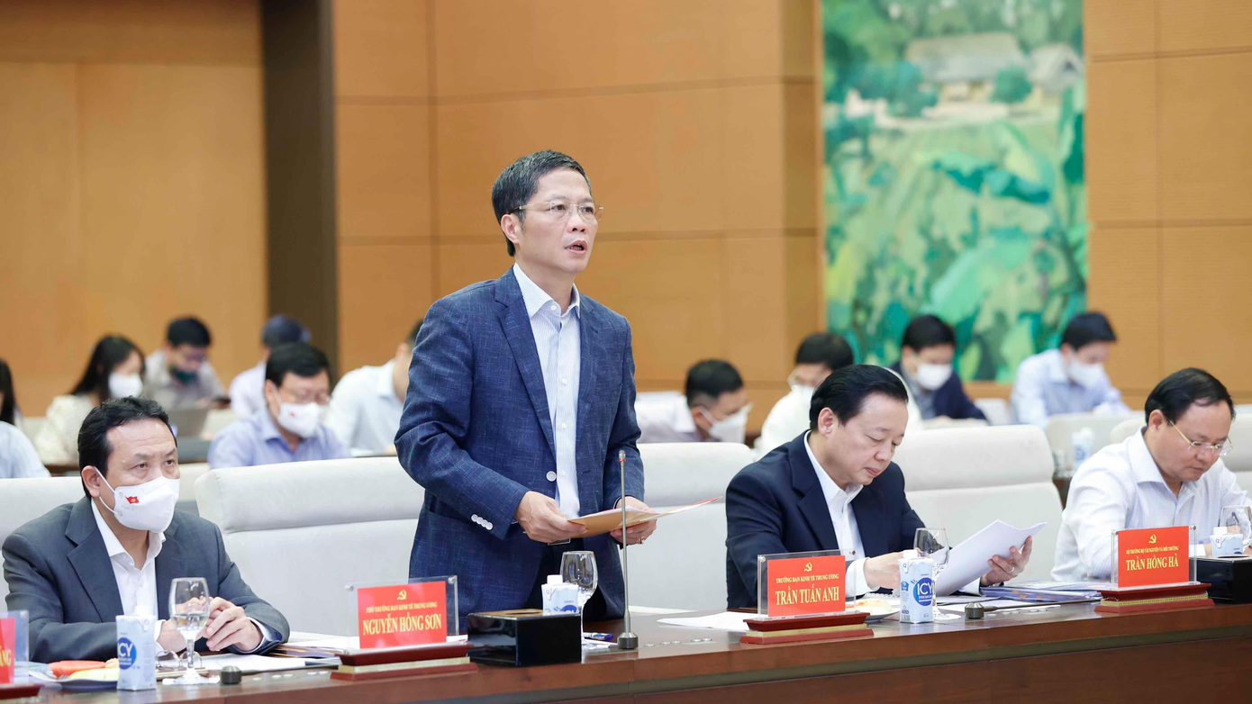 Trưởng Ban Kinh tế Trung ương Trần Tuấn Anh thông tin tại hội nghị