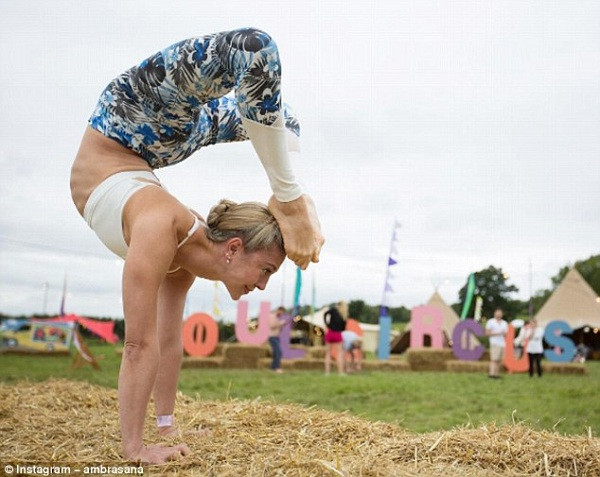 Cựu sao Chelsea 'uốn dẻo' với nữ HLV xinh đẹp ảnh 3