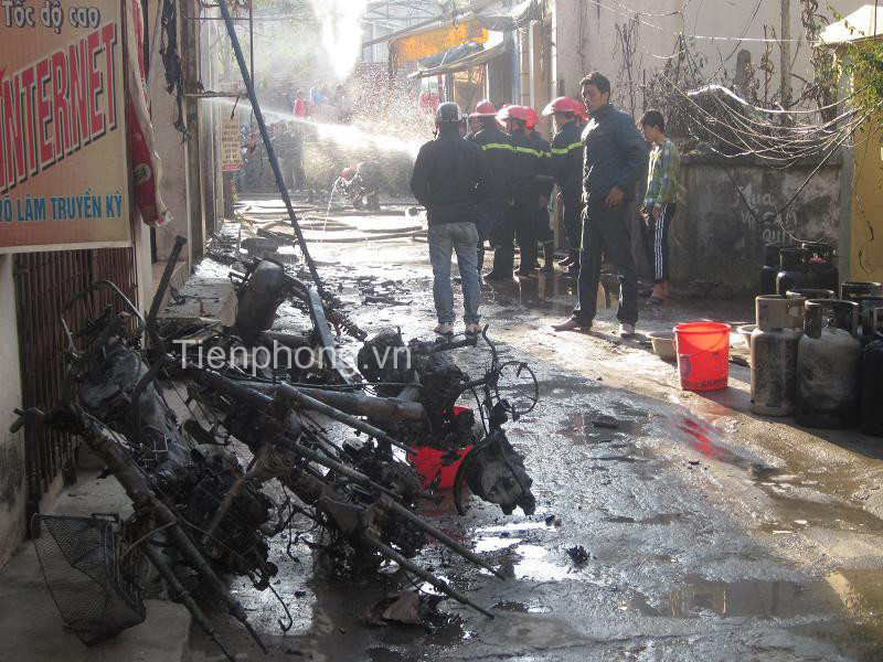 Lực lượng cứu hỏa ra sức dập tắt đám cháy. Ảnh: Vũ Viết Tuân.