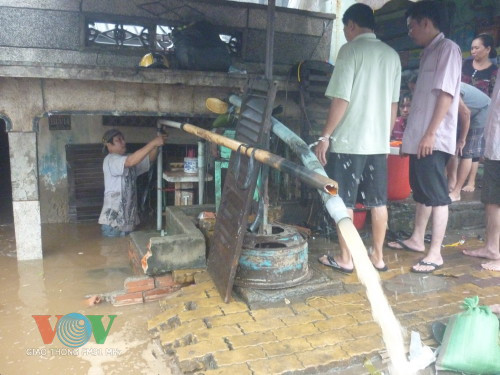 Lắp đặt máy bơm để tháo nước ra ngoài.