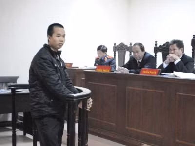 Sát thủ không còn cười khi bị xét xử. Ảnh: T.N