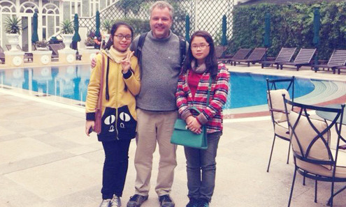 Hà (áo đỏ) thường đi cùng một kid khác khi dẫn tour. Mỗi chuyến đi giúp nữ sinh này học hỏi thêm nhiều điều và ý thức cần phải tích lũy kiến thức hơn nữa để không 'xấu hổ' với khách.. Hà (áo đỏ) thường đi cùng một kid khác khi dẫn tour. Mỗi chuyến đi giúp nữ sinh này học hỏi thêm nhiều điều và ý thức cần phải tích lũy kiến thức hơn nữa để không 'xấu hổ' với khách.