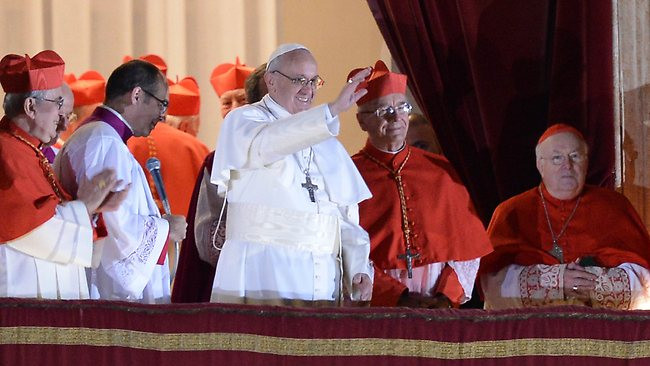 Tân Giáo hoàng Jorge Mario Bergoglio xuất hiện trên ban công và vẫy tay chào mọi người