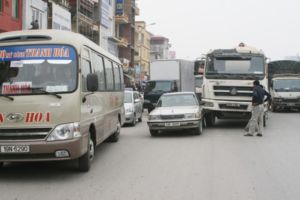 Vụ tai nạn khiến giao thông bị cản trở, ùn tắc.