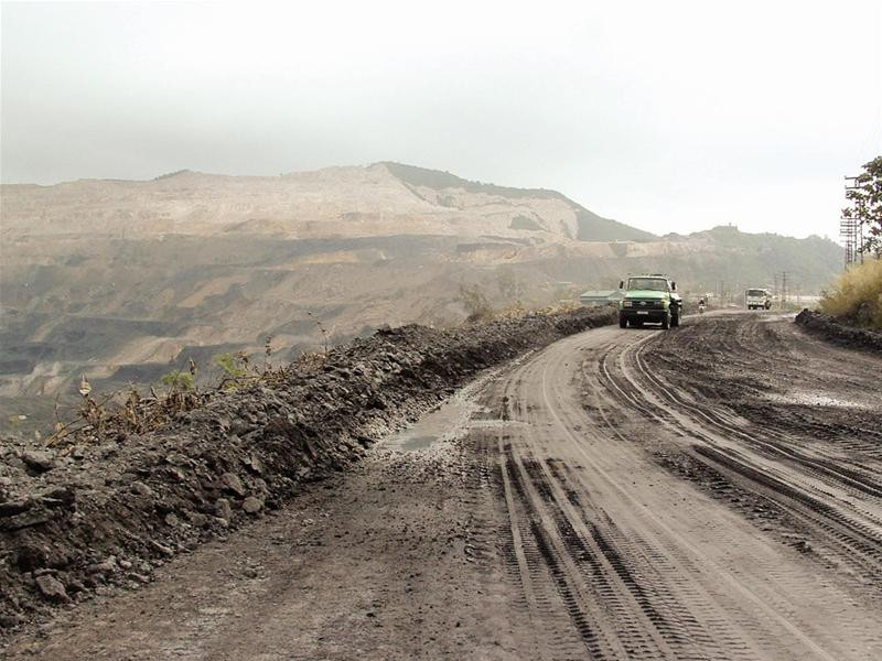 Ngành than cho rằng, đào sâu, cung đường vận chuyển xa đang đẩy chi phí khai thác than lên cao - Ảnh: Minh Duy