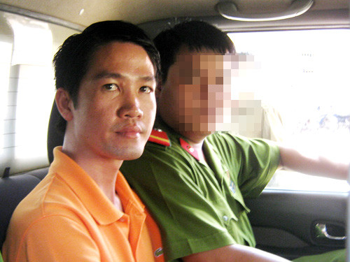 Đặng Anh Tuấn được áp giải lên xe. Đặng Anh Tuấn được áp giải lên xe