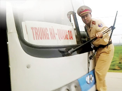 Trung úy Nguyễn Mạnh Phan phải đu vào cần gạt nước khi chiếc xe khách bỏ chạy