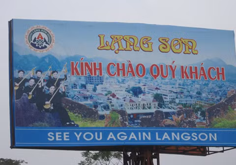 Trên quốc lộ 1B đoạn ranh giới giữa tỉnh Lạng Sơn và Thái Nguyên có treo các panô chào mừng và hẹn gặp lại bằng Tiếng Anh và tiếng Việt. Tuy nhiên, dòng chữ tiếng Việt là 