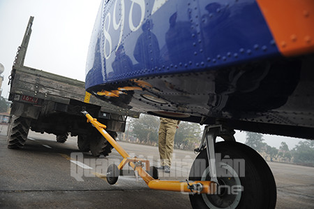 Máy bay được lai dắt vào khu vực kỹ thuật