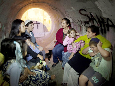 Người dân Israel tránh rocket của Hamas trong ống bê tông