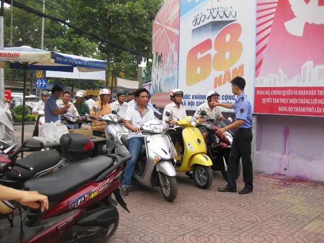 Sự kiện mua sắm hàng giảm giá lớn các thương hiệu nổi tiếng đã được trung tâm điện máy này thực hiện gần 10 năm qua, chủ yếu thu hút khách hàng có thu nhập trung bình, thấp và cũng là dịp kích thích mua sắm, tiêu dùng cuối năm
