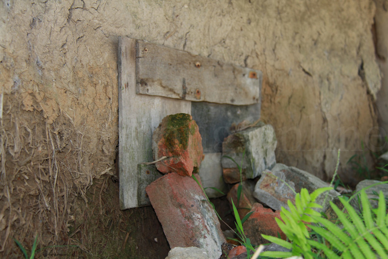 Cửa sổ căn nhà được đè bằng gạch vỡ. Ảnh: Trường Phong