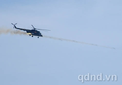 Cùng lúc, trực thăng vũ trang bắn rốc-két tiêu diệt mục tiêu 