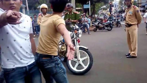 Thanh niên này chỉ tay vào người quay phim để làm bằng chứng. Thanh niên này chỉ tay vào người quay phim để làm bằng chứng