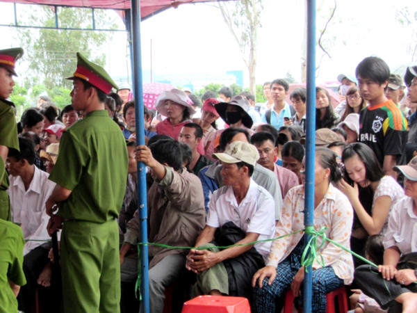 Hàng trăm người có mặt theo dõi phiên tòa