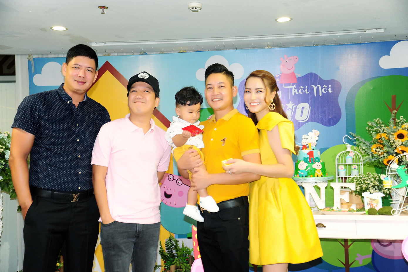 Trường Giang một mình dự tiệc thôi nôi con của Hải Băng ảnh 1