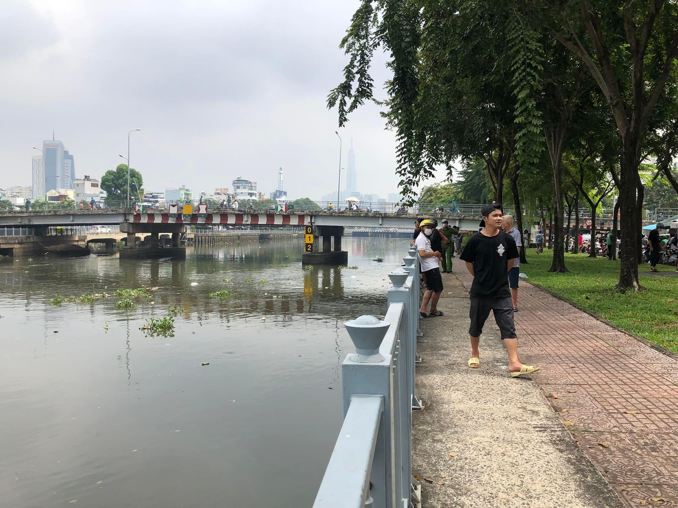 Khu vực kênh Nhiêu Lộc - Thị Nghè, nơi phát hiện thi thể người đàn ông.