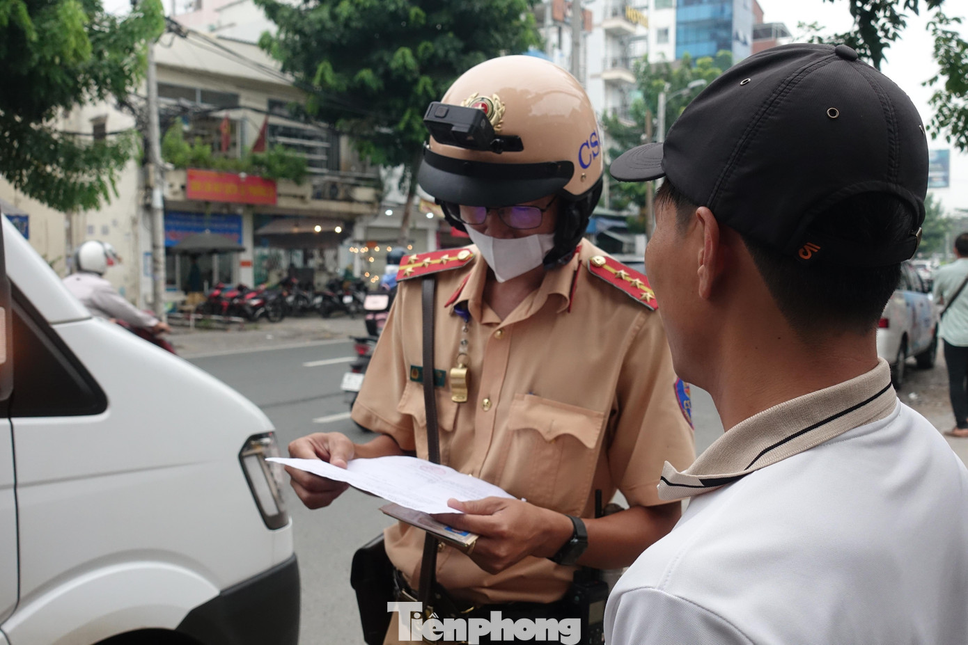 Lực lượng CSGT TPHCM tăng cường kiểm tra, xử lý tình trạng xe đón, trả khách không đúng quy định.