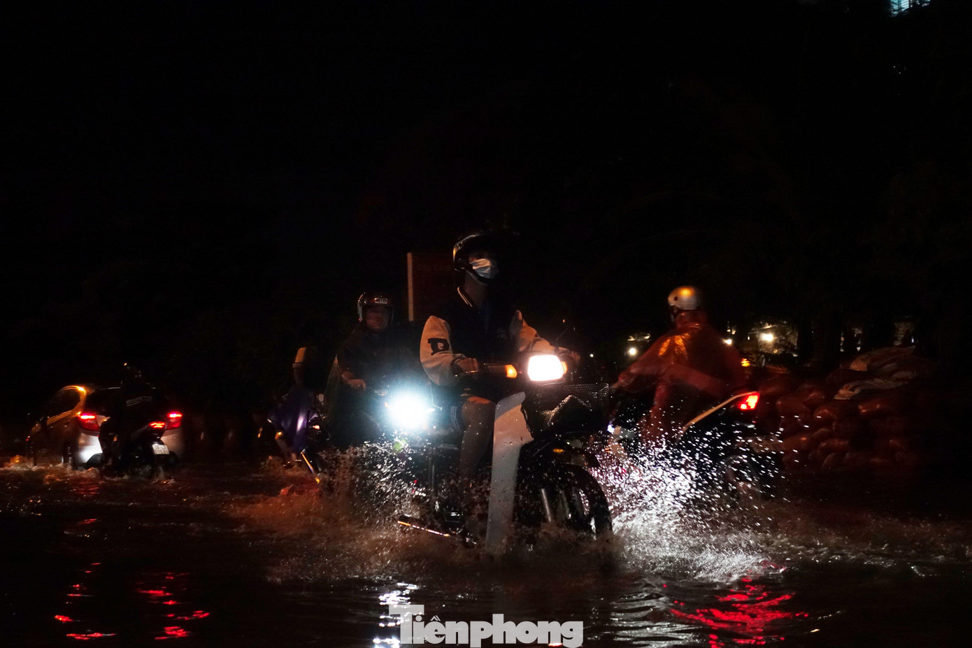 Cơn mưa lớn vào giờ tan tầm khiến nhiều tuyến đường ở TPHCM bị ngập úng. Ảnh: Hữu Huy