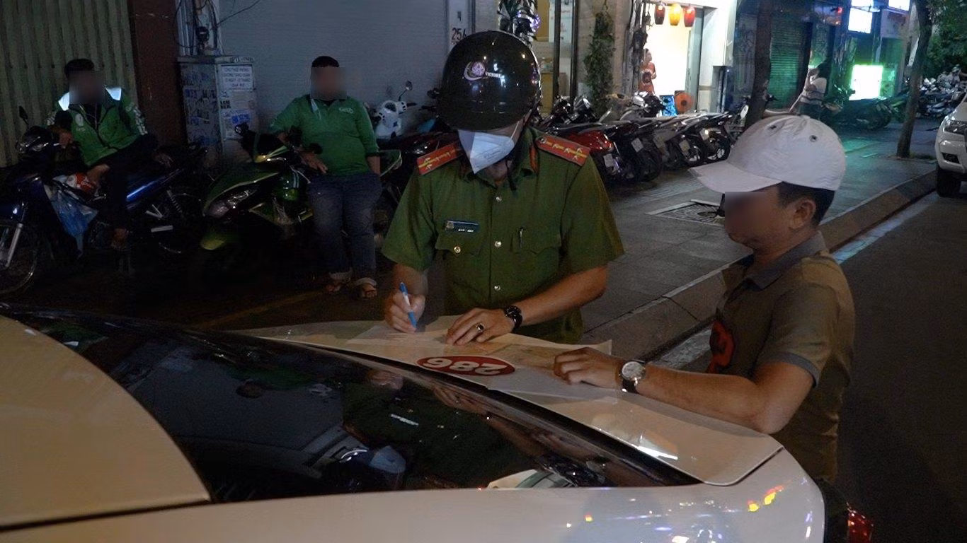 Một số trường hợp vi phạm bị lập biên bản tại hiện trường.