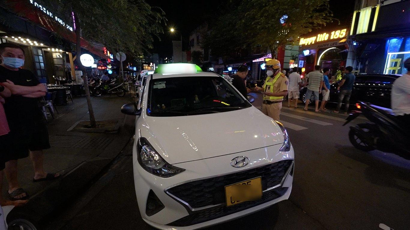Theo đại diện Đội Cảnh sát giao thông - trật tự Công an quận 1, taxi dù hoạt động ngay trung tâm thành phố gây mất an ninh trật tự nên phải xử lý nghiêm.