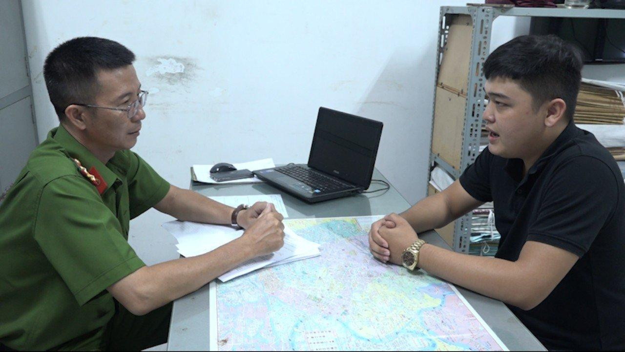 Công an làm việc với Đỗ Trọng Đạt (một trong những đối tượng bị khởi tố vì tội vu khống). Công an làm việc với Đỗ Trọng Đạt (một trong những đối tượng bị khởi tố vì tội vu khống).