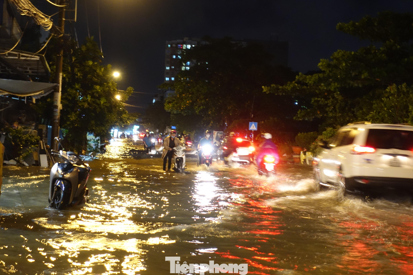 Ngập úng tại đường Phạm Đức Sơn (phường 16, quận 8) sau cơn mưa chiều 22/11. Ảnh: Hữu Huy