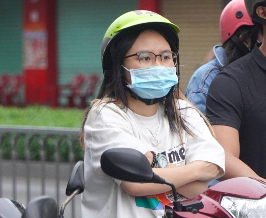 Nhiều người co ro trong tiết trời se lạnh vào buổi sáng.