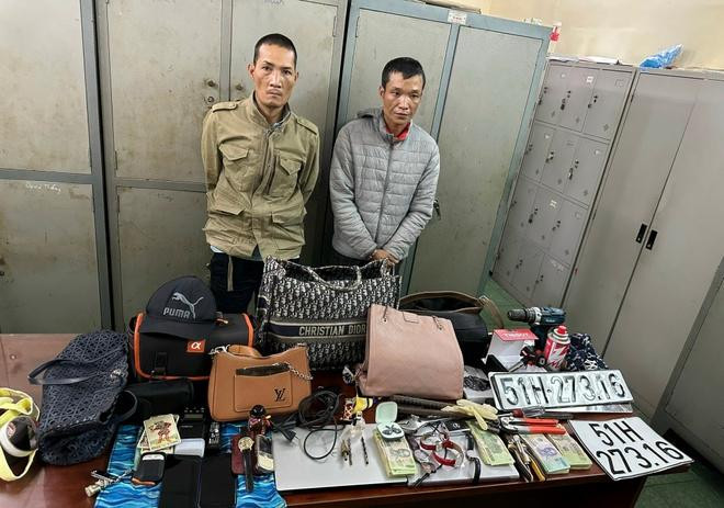 Đào Mạnh Toàn, Nguyễn Quang Hưng (từ trái qua) cùng tang vật vụ án. Đào Mạnh Toàn, Nguyễn Quang Hưng (từ trái qua) cùng tang vật vụ án.