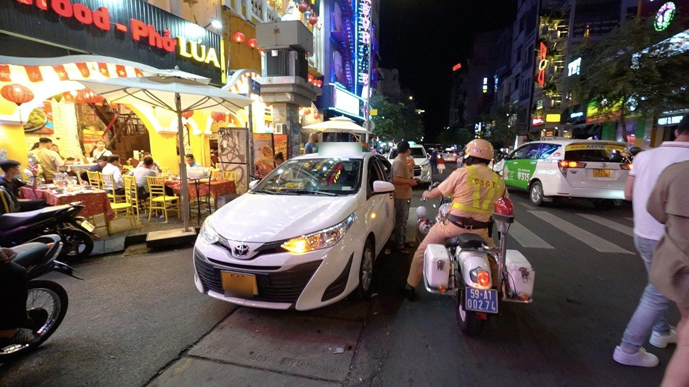 Tại khu vực phố đi bộ Bùi Viện (phường Phạm Ngũ Lão, quận 1), 10 chiếc taxi có phù hiệu không đúng quy định đang tìm đón khách đã bị lực lượng chức năng kiểm tra.