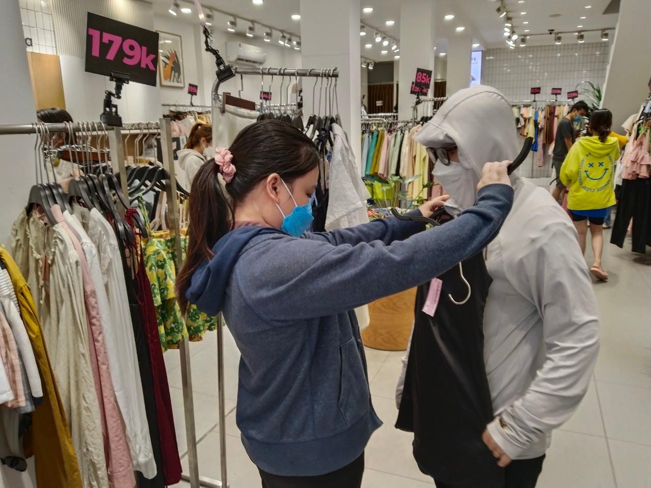 Ai cũng muốn tìm mua những sản phẩm hàng hiệu giá rẻ trong ngày hội giảm giá.