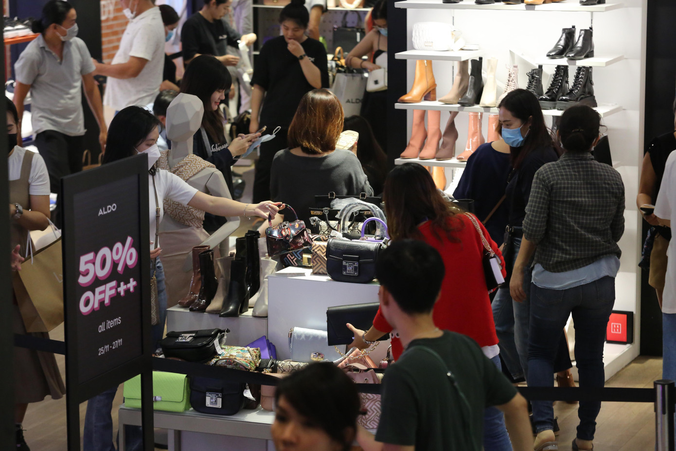 Các trung tâm thương mại luôn tấp nập.