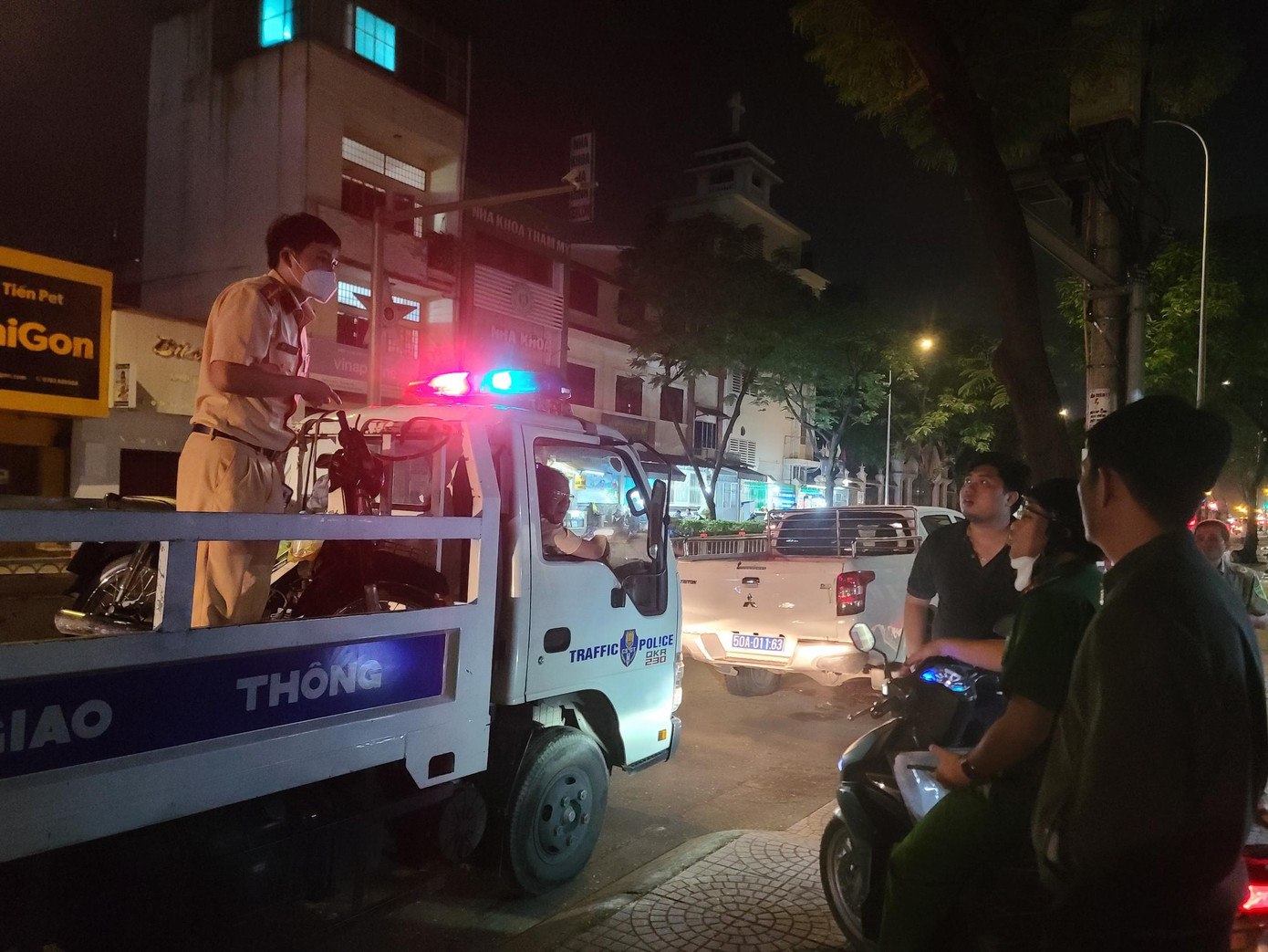 Lực lượng chức năng xử lý hiện trường vụ tai nạn.