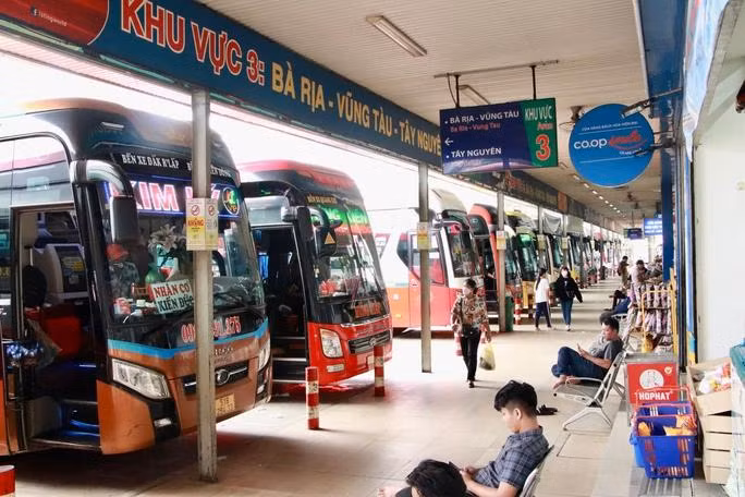 Theo đại diện Bến xe Miền Đông, dịp tết năm nay áp lực hành khách đi lại tại bến xe Miền Đông hiện hữu (quận Bình Thạnh) sẽ giảm đáng kể, do phần lớn các tuyến vận tải khách cố định đã thực hiện di dời giai đoạn 2 sang Bến xe Miền Đông mới (TP Thủ Đức).