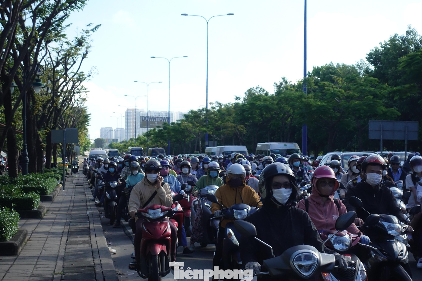 Tình trạng ùn ứ giao thông khu vực xuất phát từ lưu lượng phương tiện giao thông đông đúc vào giờ cao điểm sáng. Tình trạng ùn ứ giao thông khu vực xuất phát từ lưu lượng phương tiện giao thông đông đúc vào giờ cao điểm sáng.