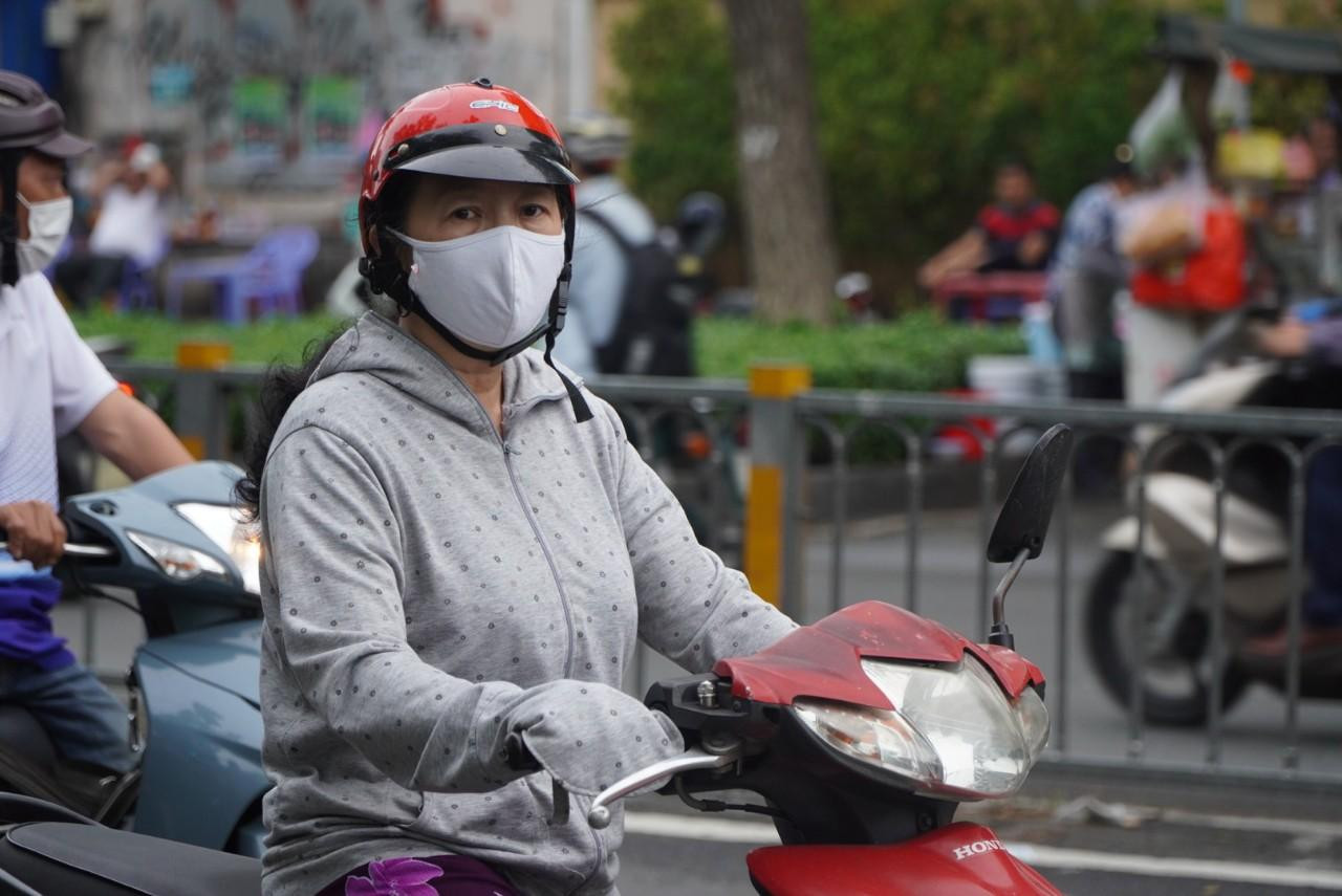 Theo dự báo của Đài Khí tượng Thủy văn khu vực Nam Bộ, từ sáng 21 – 23/11, khu vực TPHCM và Nam Bộ sẽ có mưa rào vài nơi, rải rác mưa vừa và dông, có nơi mưa to, cục bộ có mưa rất to.