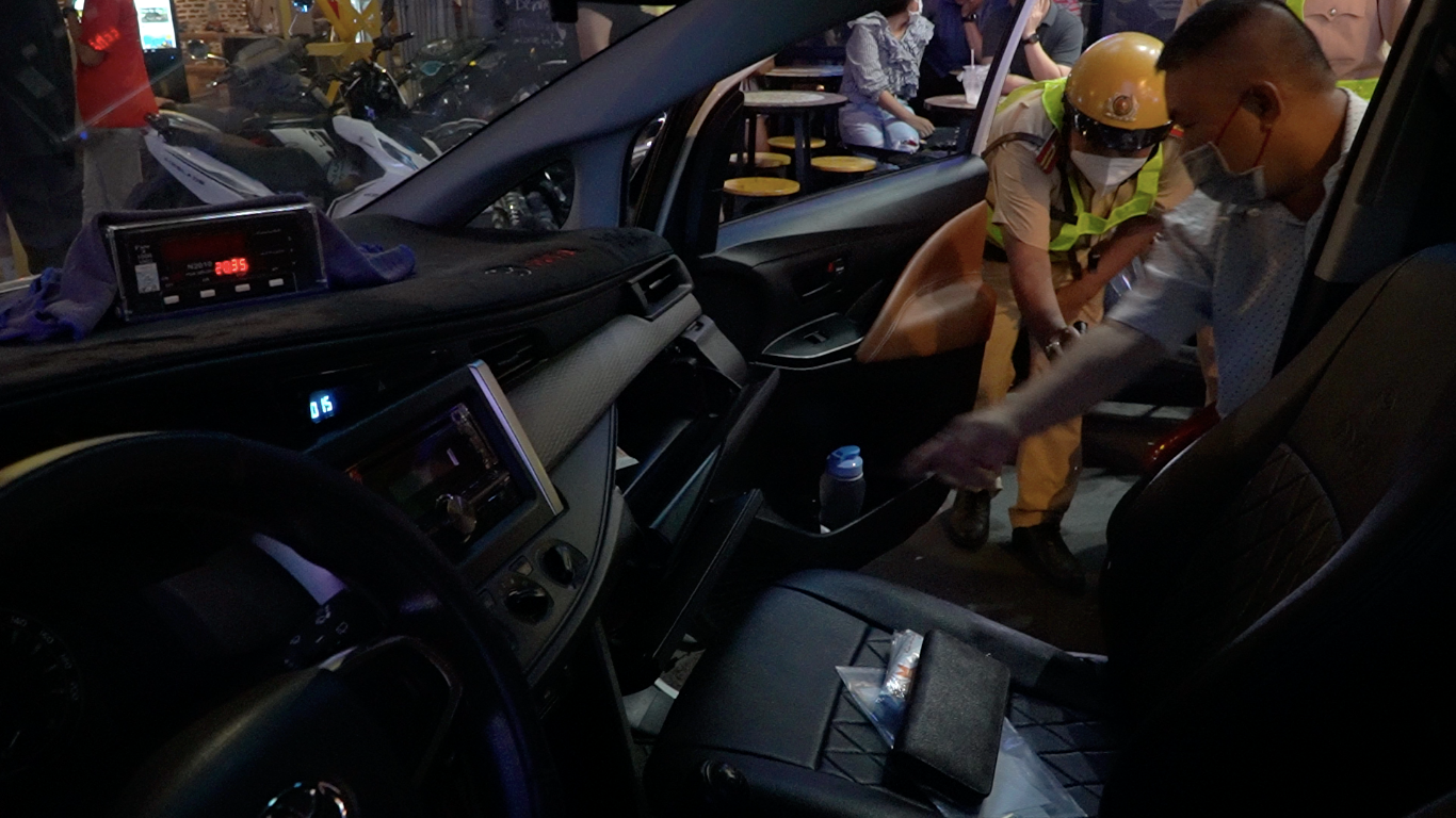 Lực lượng chức năng phối hợp kiểm tra hành chính các phương tiện có dấu hiệu hoạt động &quot;taxi dù&quot;.