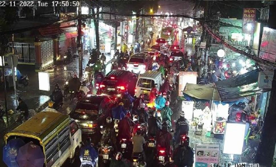 Camera giao thông ghi nhận tình trạng ùn ứ trên đường Lê Văn Thọ (quận Gò Vấp).