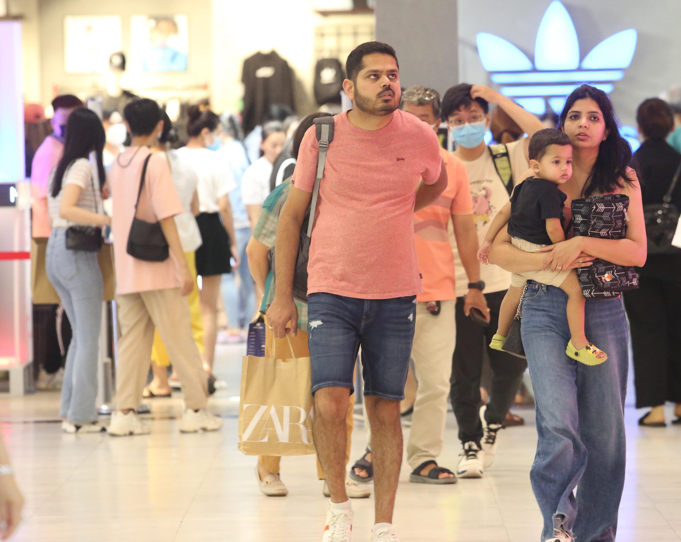 Một gia đình du khách nước ngoài đi mua sắm trong ngày Black Friday.